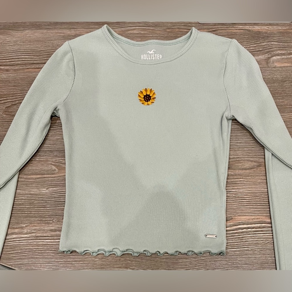 XS Mint green long sleeve crop top from Hollister.